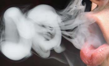 Ilustrasi apakah asap rokok bisa menularkan virus corona? (Foto:Istimewa)