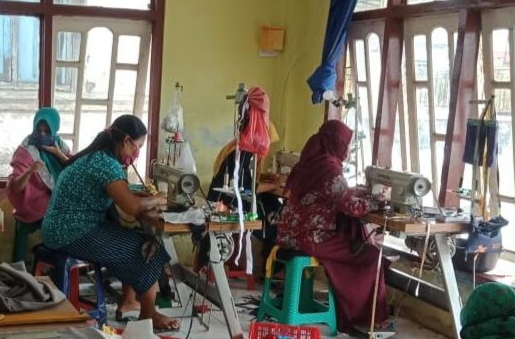 Salah satu UMKM sedang mengerjakan pesanan masker dari Pemkab Banyuwangi, Jawa Timur. (Foto: Istimewa)