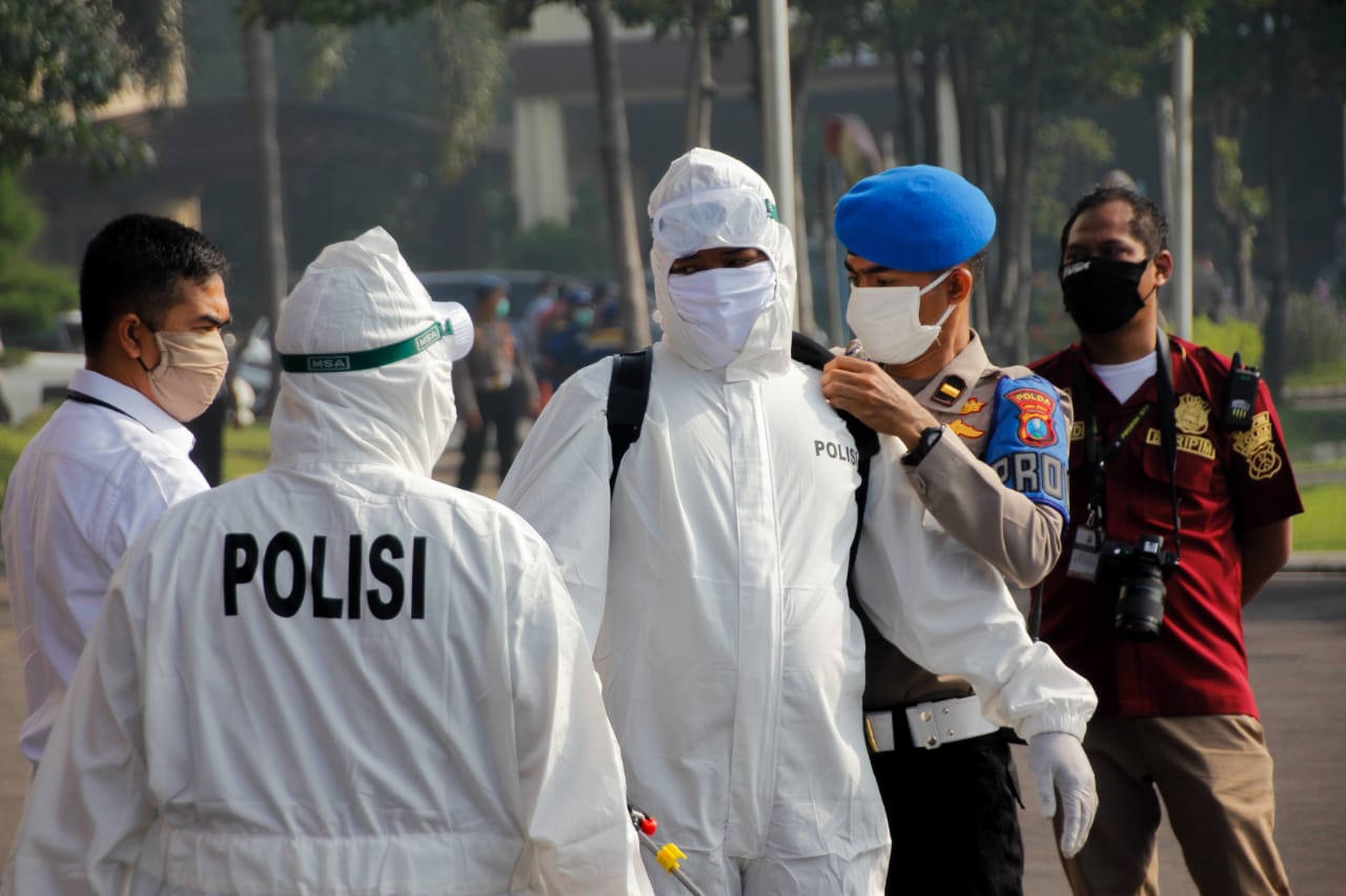 Anggota Kepolisian Polda Jatim dipersipkan untuk melakukan pencegahan selama penerapan PSBB di Surabaya Raya. (Foto: Fariz Yarbo/Ngopibareng.id)