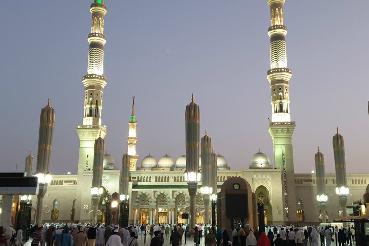 Masjid Nabawi di Madinah al-Munawarah pada waktu malam. (Foto: Istimewa)