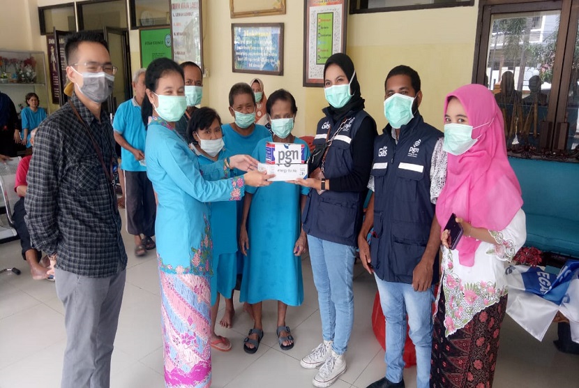  PGN menyalurkan CSR bantuan untuk lawan covid-19 pada Panti Sosial Tresna Werdha Budi Mulia 2 Jelambar, Jakarta Barat, Jumat 27 Maret akhir pekan lalu sebanyak 250 masker dan 300 pasang box sarung tangan medis. (Foto: PGN)