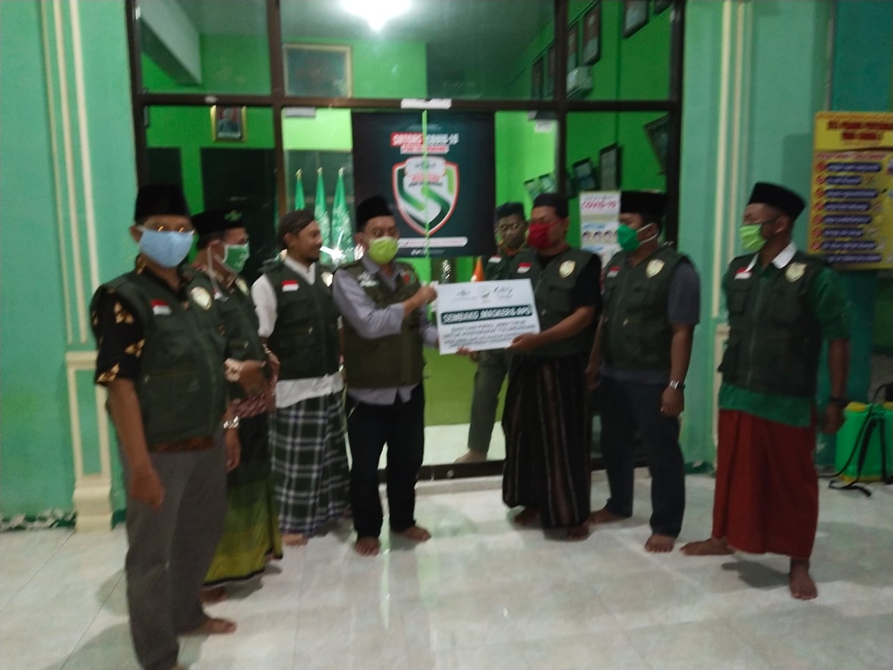 Gugus Tugas COVID-19 PWNU Jatim, dipimpin Syaiful Amin menyerahkan bantuan di PCNU Tulungagung. (Foto: Istimewa)