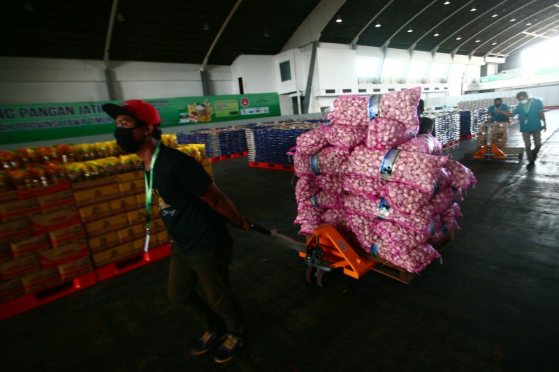 Petugas mempersiapkan bahan makanan pokok untuk di jual di Lumbung Pangan Jatim, di JX International, Surabaya, 21 April 2020. (foto : Erfan Haransyah/Ngopibareng.id)