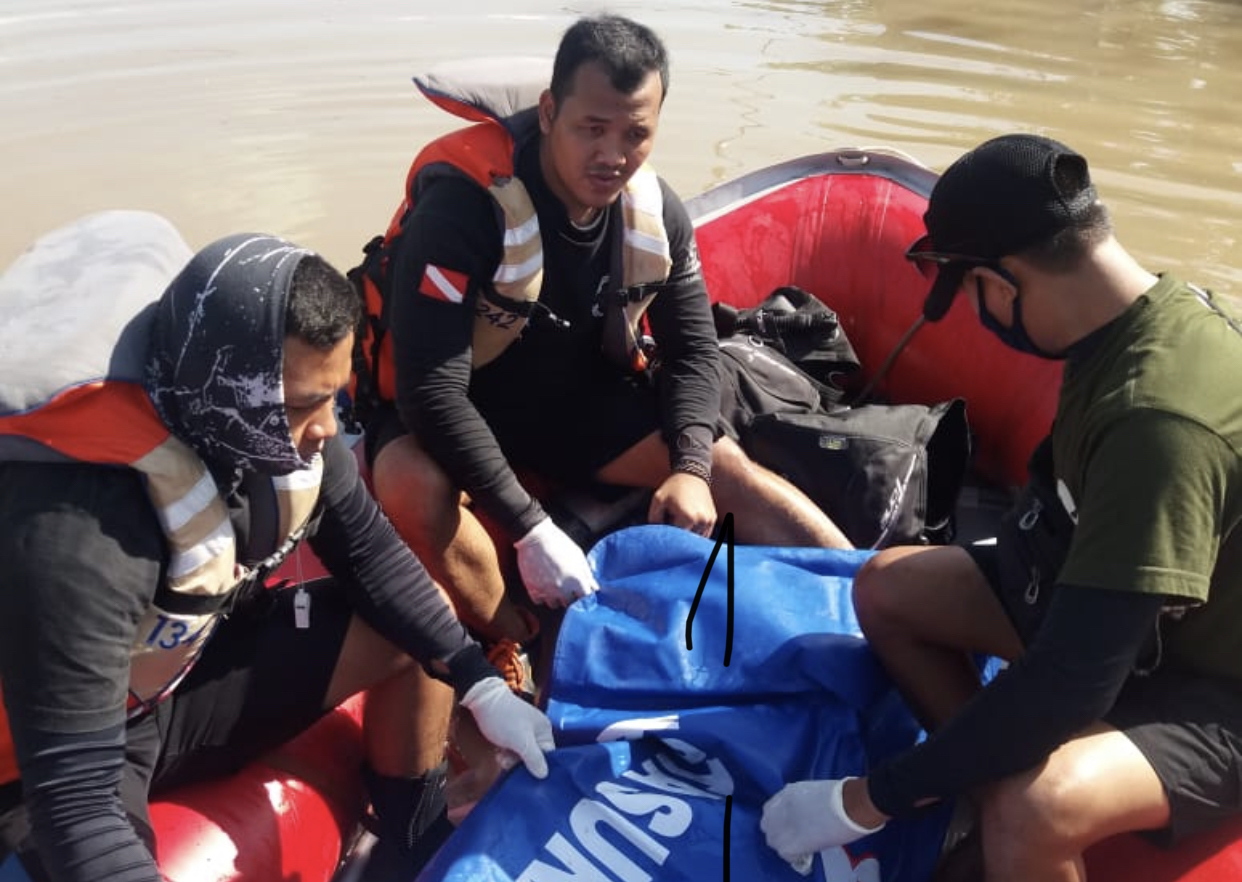 Petugas saat mengevakuasi tubuh korban yang hanyut di Sungai Brantas (Foto: Dok. BPB Linmas)