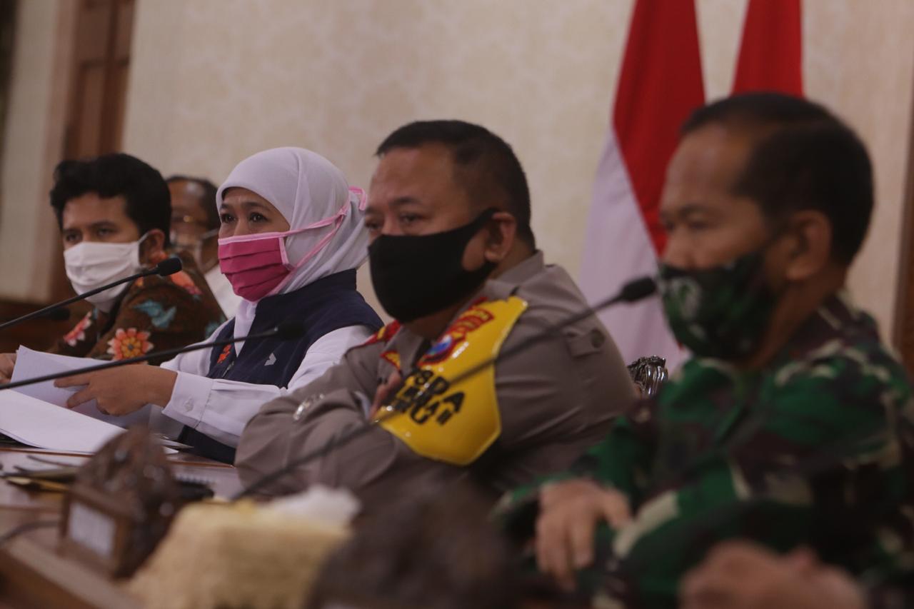 Gubernur Jawa Timur Khofifah Indar Parawansa, saat melakukan konferensi pers di Gedung Negara Grahadi. (Foto: Alief/ngopibareng.id)