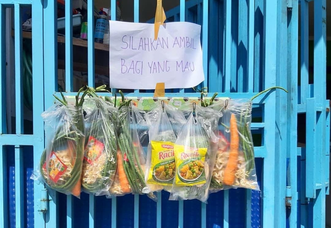 Berbagi bahan mentah yang diletakkan di pagar depan rumah (Foto: Dok. Dwi Fitria Ambarina/Ngopibareng.id)