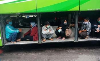 Foto penumpang bersembunyi di bagasi bus ini, kata polisi adalah hoaks. (Foto:Istimewa)