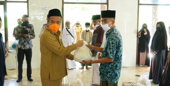 Wabup Pasuruan bagikan paket sembako kepada anak-anak asuhan LKSA Al Hikmah Pasuruan. (Foto: Humas)