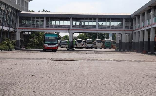 Terminal Bus Purabaya akan memberlakukan PSBB dengan melarang seluruh bus tujuan ke dan dari Surabaya beroperasi. (Foto: Istimewa)