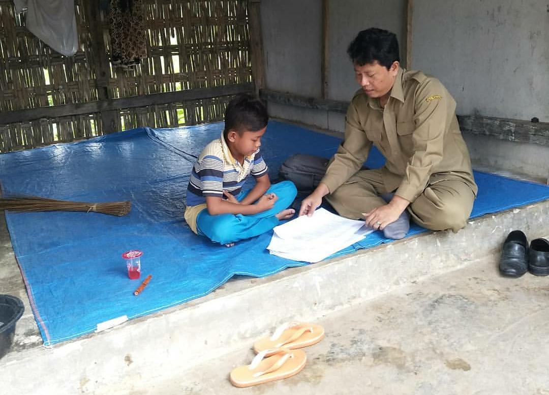 Avan, seorang guru SD yang rela berkeliling dari rumah ke rumah siswa di Batuputih, Sumenep, Jawa Timur. (Foto: Dok Avan Fathurrahman/Ngopibareng.id)
