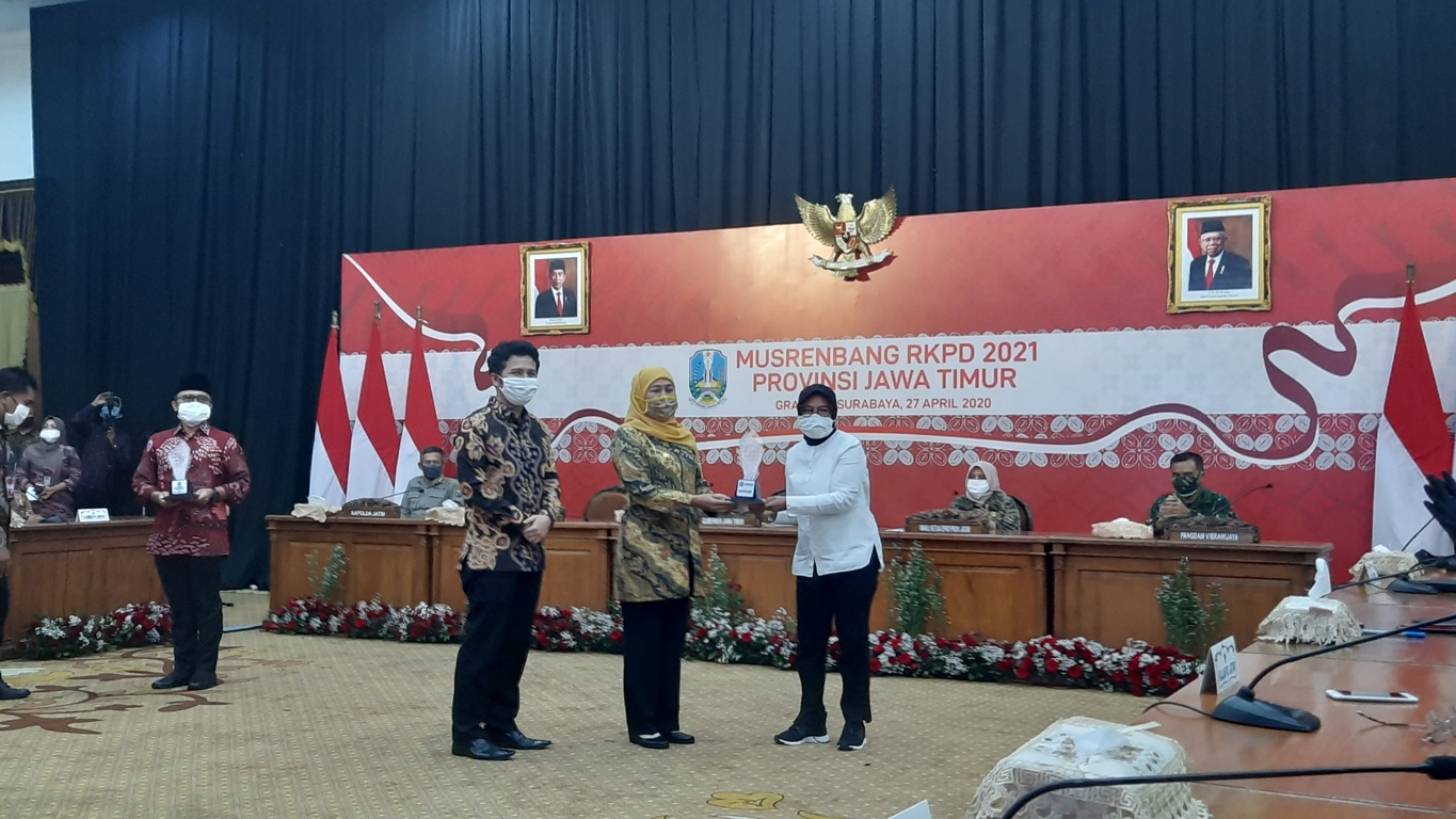 Gubernur Jawa Timur Khofifah Indar Parawansa, saat mengikuti acara Musrenbang bersama Walikota Surabaya, Tri Rismaharini, Senin 27 April 2020. (Foto: Alief Sambogo/Ngopibareng.id)