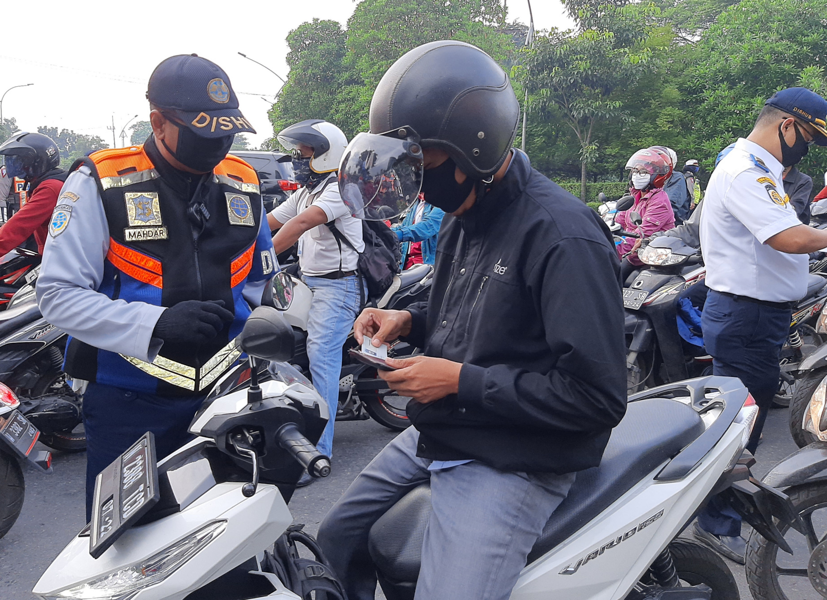 Situasi penjagaan ketat di pintu masuk utama Surabaya-Sidoarjo. (Foto: Pita Sari/Ngopibareng.id)