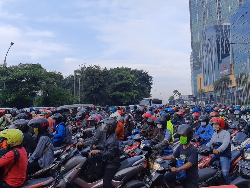 Ratusan pengendara motor dari arah Sidoarjo antre pemeriksaan di check point Bundaran Waru, Surabaya, Selasa 28 April 2020. (Foto: Pita Sari/Ngopibareng.id)