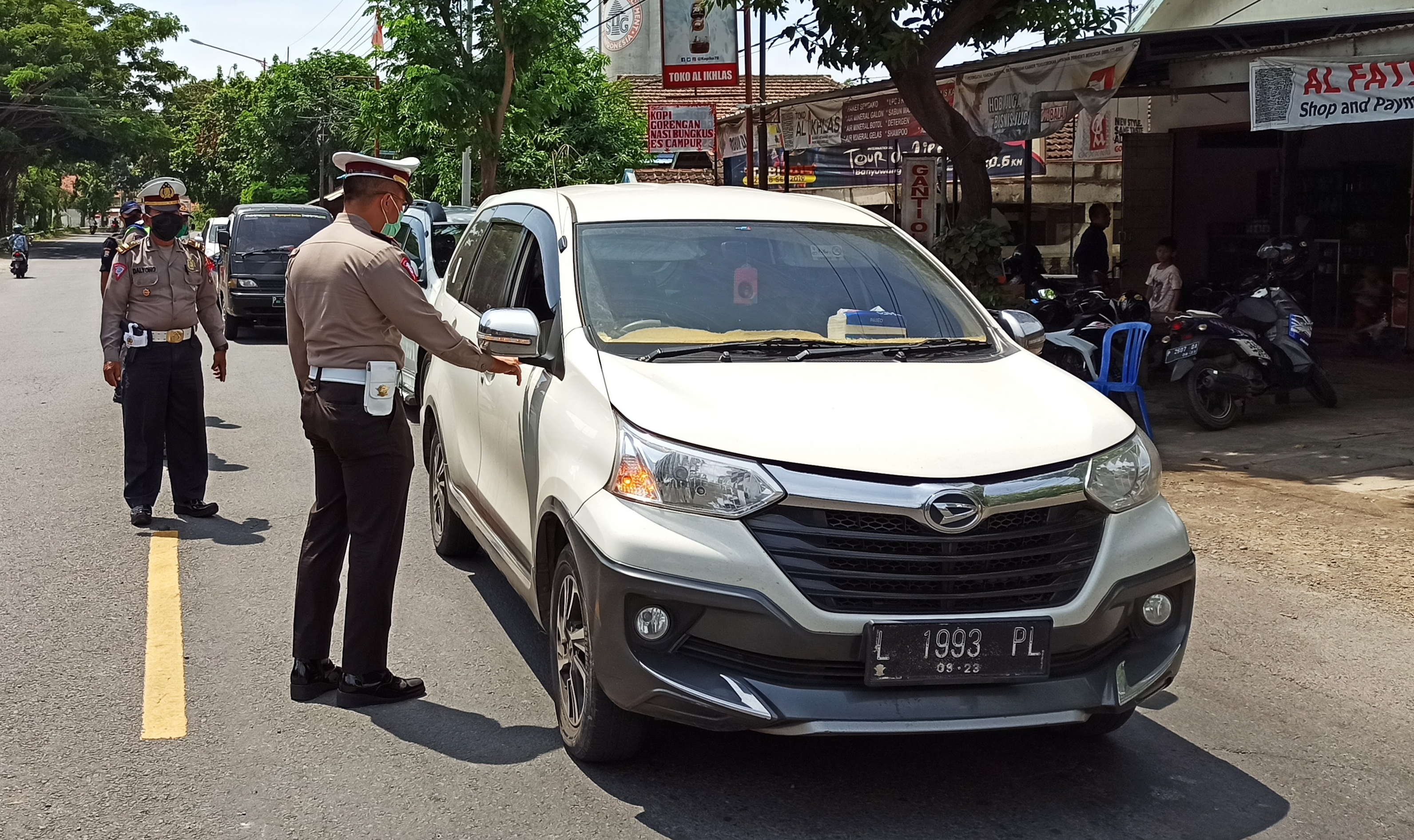 Petugas Kepolisian menghentikan kendaraan untuk mengetahui tujuan dan keperluan pengendara. (Foto: Hujaini/Ngopibareng.id)