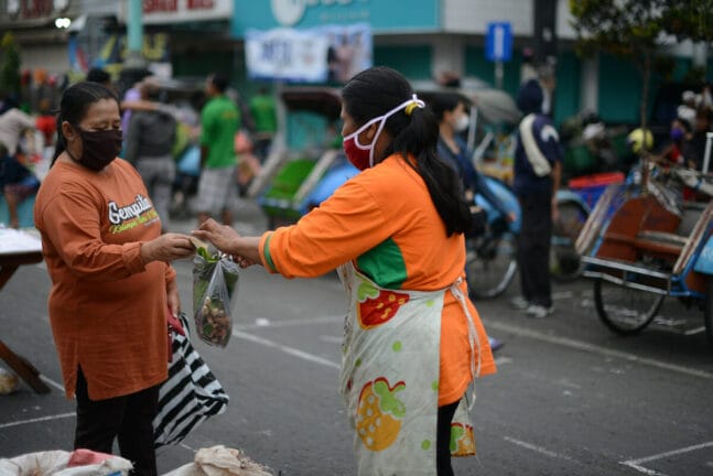 Pedagang dan pembeli berjarak di pasar Salatiga. (Foto: Ist/Ngopibareng.id)