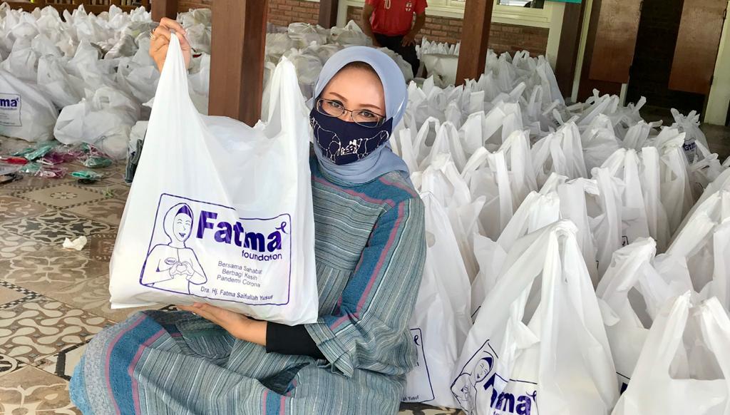 Fatma Saifullah Yusuf saat membagikan ribuan paket sembako. (Foto: Fatma Foundation)