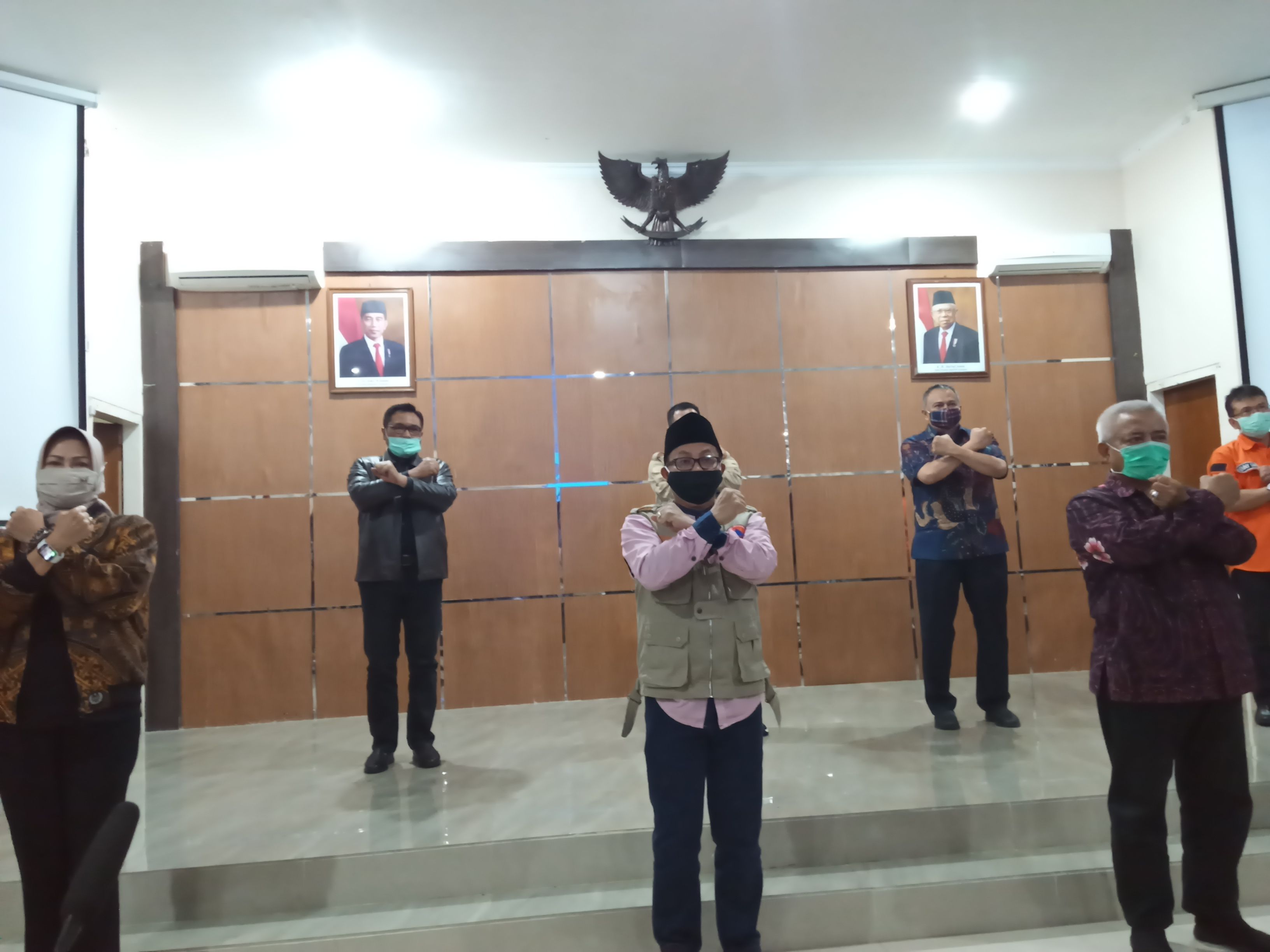 Tiga kepala daerah Malang Raya usai rapat koordinasi membahas PSBB di Kantor Bakorwil III Jatim Malang. (Foto: Lalu Theo/ngopibareng.id)