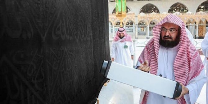 Presiden Umum Urusan Masjid Agung dan Masjid Nabi di Mekah dan Medina, Arab Saudi, Sheikh Abdul Rahman Al-Sudais sterilisasi Ka'bah dengan teknologi ozon. (Foto: Twitter Saudi Press Agency @SPAregions)