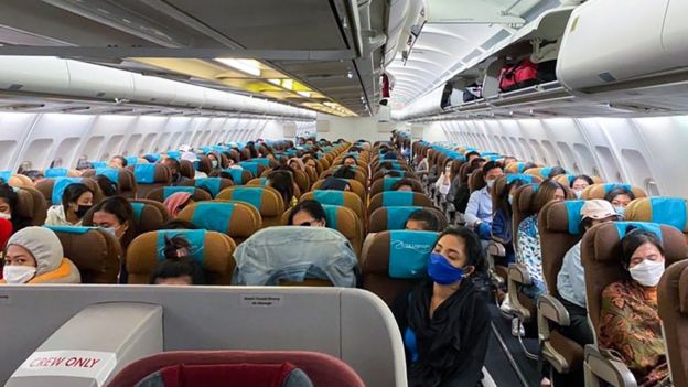 Sejumlah Warga Negara Indonesia (WNI) berada di pesawat Garuda yang disewa khusus di Bandar Udara Internasional Velana, Maldives, Jumat 24 April 2020.  (Foto: Antara/Zabur Karuru)