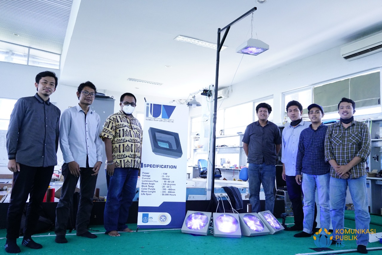 Dosen Departemen Fisika ITS, Endarko MSi PhD bersaama tim mahasiswa saat menunjukan lampu LED IUV. (Foto: Istimewa)