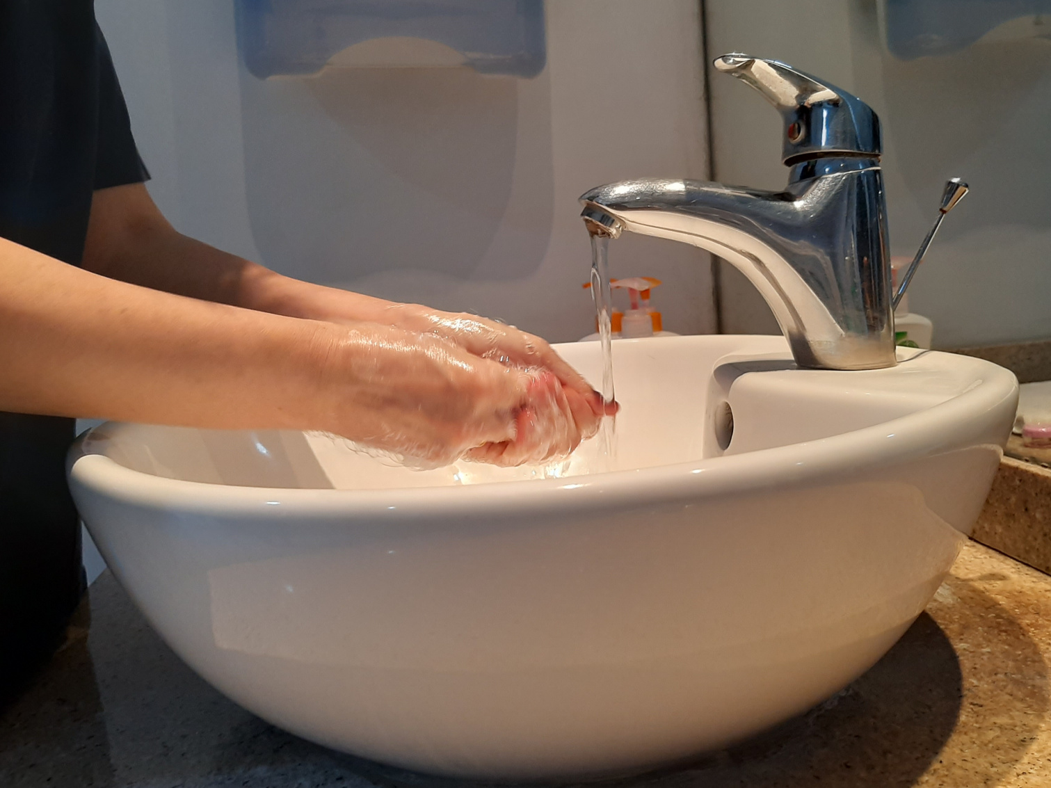 Ilustrasi mencuci tangan yang dapat menyebabkan kulit tangan kering. (Foto: Pita Sari/Ngopibareng.id)