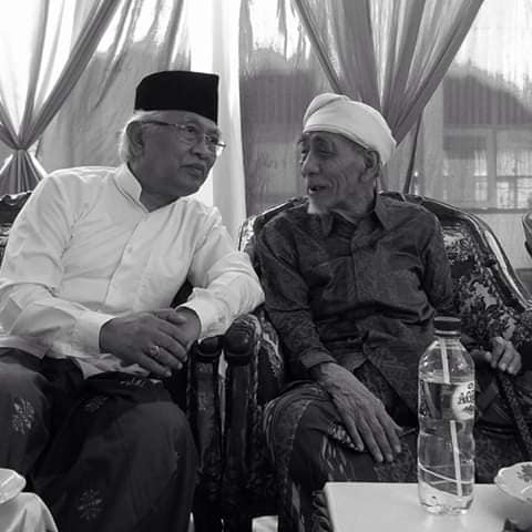 KH Ahmad Mustofa Bisri saat bersama KH Maimoen Zubair, almaghfurlah. (Foto: Dok/Ngopibareng.id)