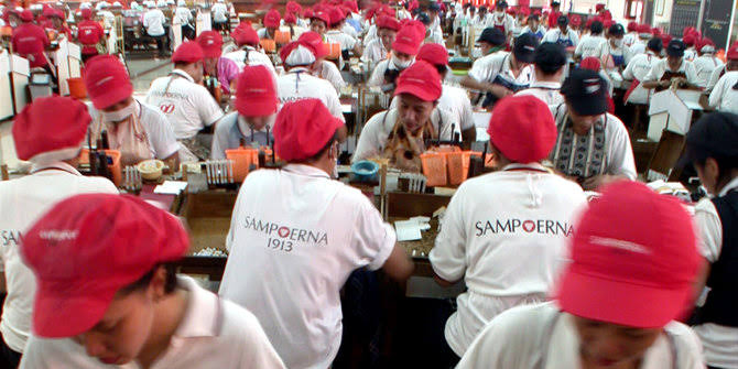 Ilustrasi buruh pabrik rokok Sampoerna. (Foto: Istimewa)
