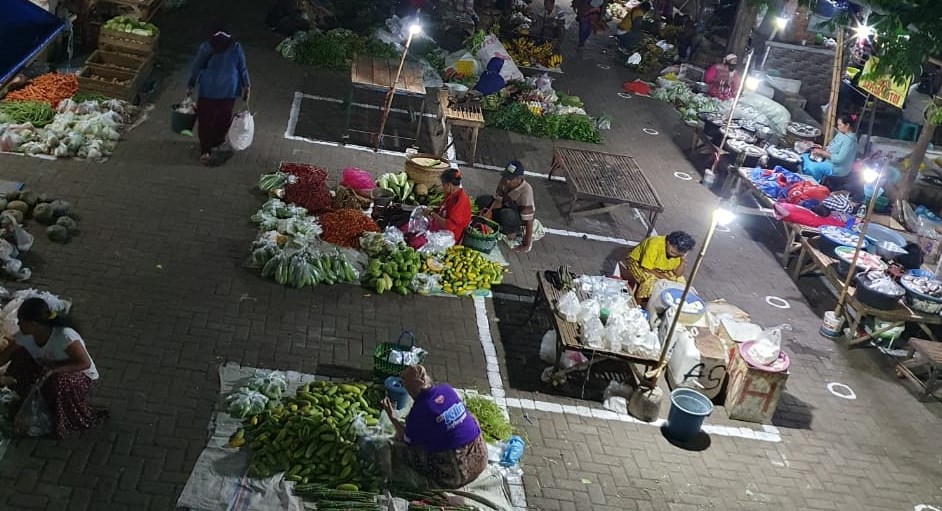 Pasar Semampir Kraksaan, Kabupaten Probolinggo yang menerapkan physical distancing. (Foto: Istimewa)