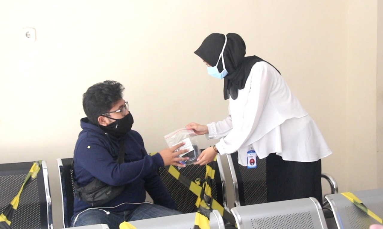 Pembagian paket masker dan hand sanitizer kepada para pengunjung dan pasien RSMU oleh pihak RSMU. (Foto: istimewa) 