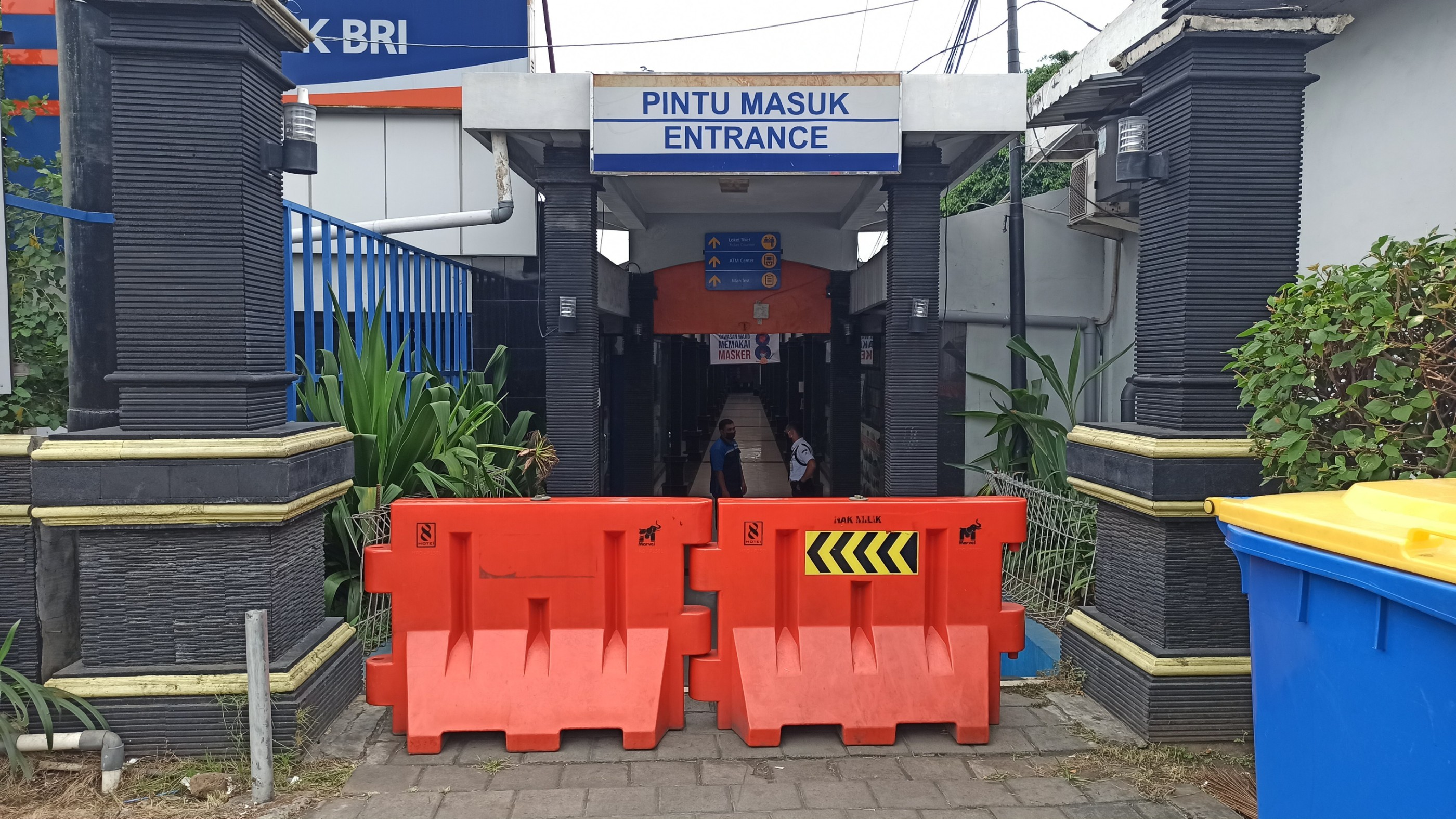 Pintu masuk penumpang di Pelabuhan Ketapang ditutup dengan barikade (foto: Hujaini/ngopibareng.id)