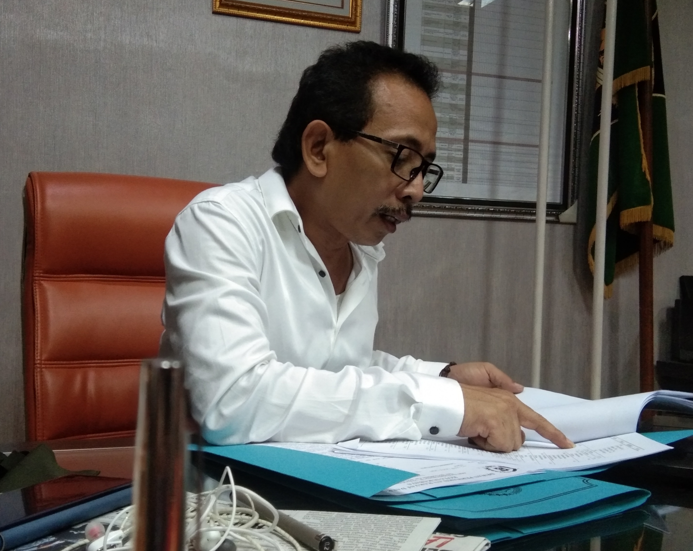 A. Hermas Thony saat menunjukan laporan dari Pemkot terkait bantuan CSR yang diterima Pemkot (foto : Ni'am Kurniawan/Ngopibareng.id)