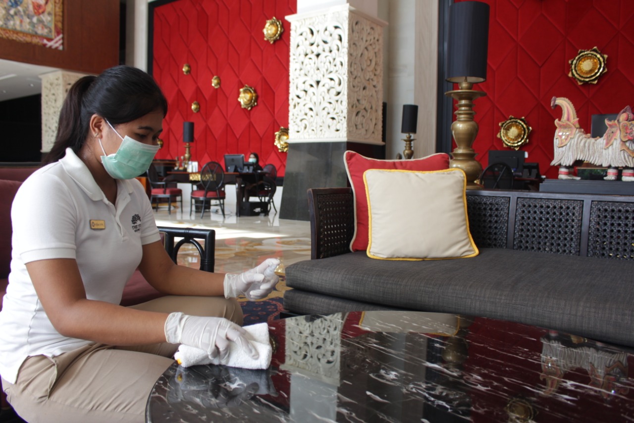 Karyawan The Trans Resort Bali bertugas menjadi “Trans-Vengers”, yang menjalankan secara serius dan rutin segala tindakan pencegahan terhadap penyebaran Covid-19 di seluruh area hotel dan villa. (Foto: Dok. Trans Resort Bali)