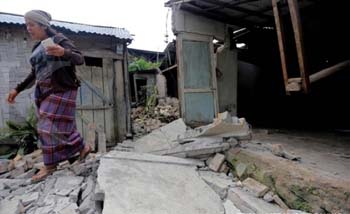 Rumah warga di Kecamatan Sayur Matinggi, Tapanulis Selatan, Sumatera Utara, rusak akibat gempa Kamis petang. (Foto:Kontan)