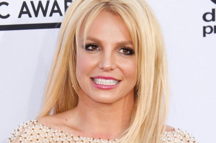 Britney Spears mengumumkan gimnasiumnya terbakar gara-gara lilin, di Instagramnya.  