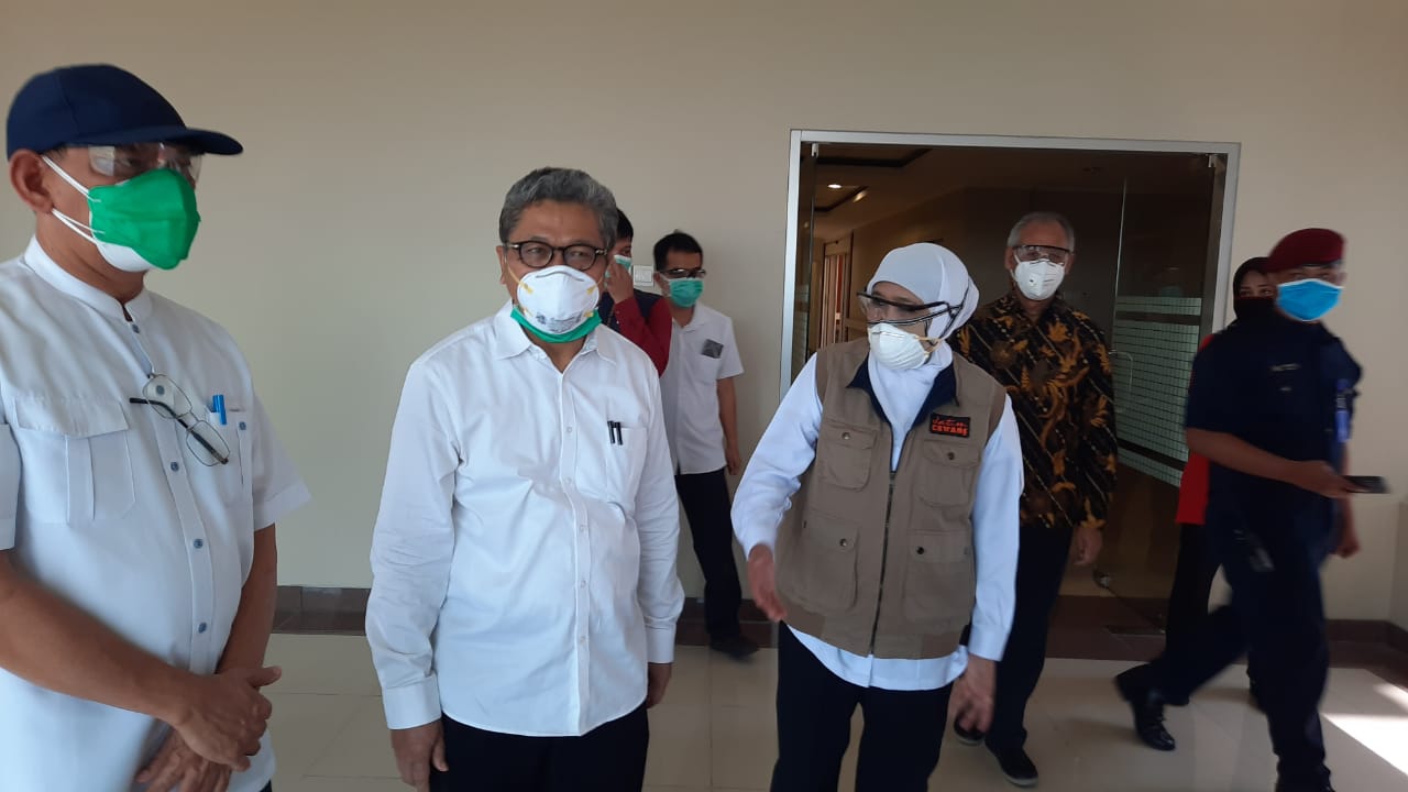 Prof. dr. Nasronudin mendapingi Gubernur Jawa Timur Khofifah Indar Parawansa yang berkunjung ke RS Universitas Airlangga atau RSUA. (Foto: Alief Sambogo/Ngopibareng.id)
