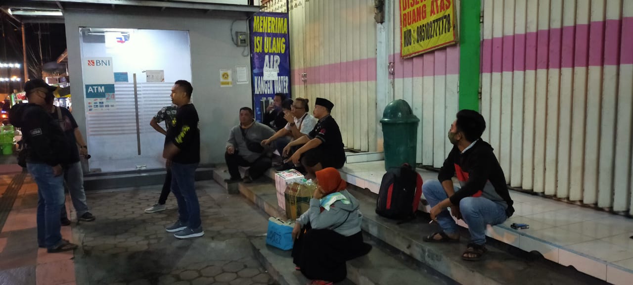 Sejumlah sopir travel asal Bali tertahan di depan pertokoan di depan Pelabuhan Ketapang, Kamis dinihari (Foto: Hujaini/ngopibareng.id)