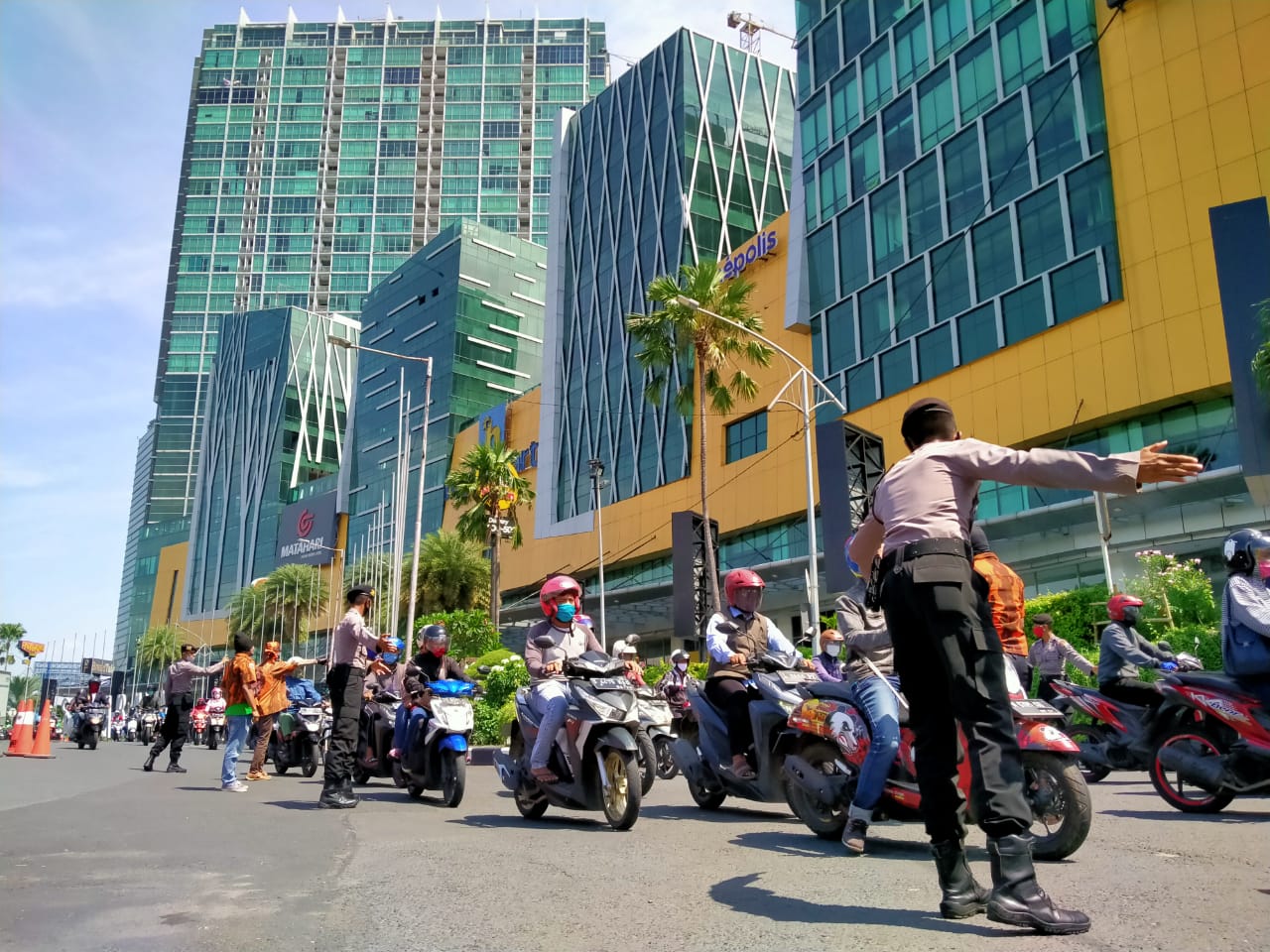 Pengendara melintasi check point Bundaran Waru, Surabaya. (Foto: Fariz Yarbo/Ngopibareng.id)
