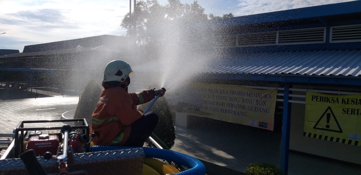Petugas Damkar Kota Surabaya melakukan penyemprotan disinfektan di area PT HM Sampoerna Rungkut 2, Surabaya. (Foto: Dinas Pemadam Kebakaran Surabaya)