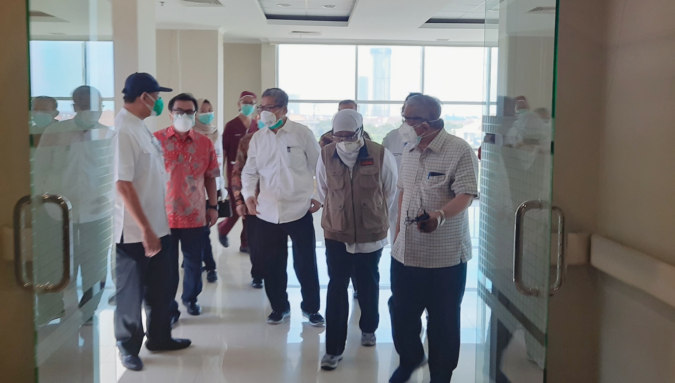 Gubernur Jawa Timur Khofifah Indar Parawansa, saat meninjau Rumah Sakit Universitas Airlangga. (Foto: Alief Sambogo/Ngopibareng.id)