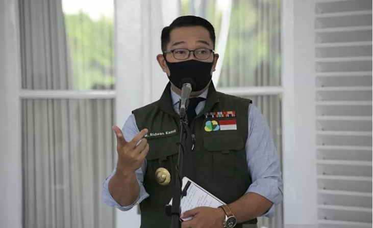  Gubernur Jabar Ridwan Kamil menerima bantuan untuk penanganan COVID-19 dari berbagai pihak di Gedung Pakuan, Kota Bandung, Rabu 29 April 2020. (Foto: Antara/Humas Pemprov Jabar)