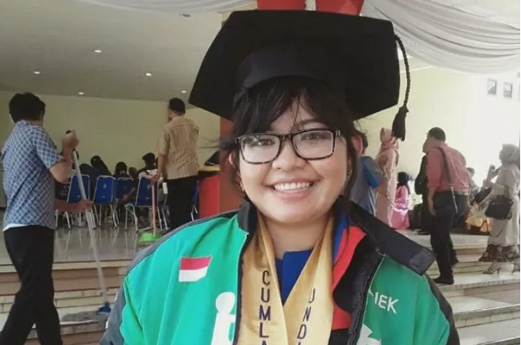  Leony Sondang saat mengikuti prosesi wisuda di Universitas Diponegoro Semarang dengan tetap mengenakan jaket Gojek beberapa waktu lalu. (Foto: Antara/Gojek)