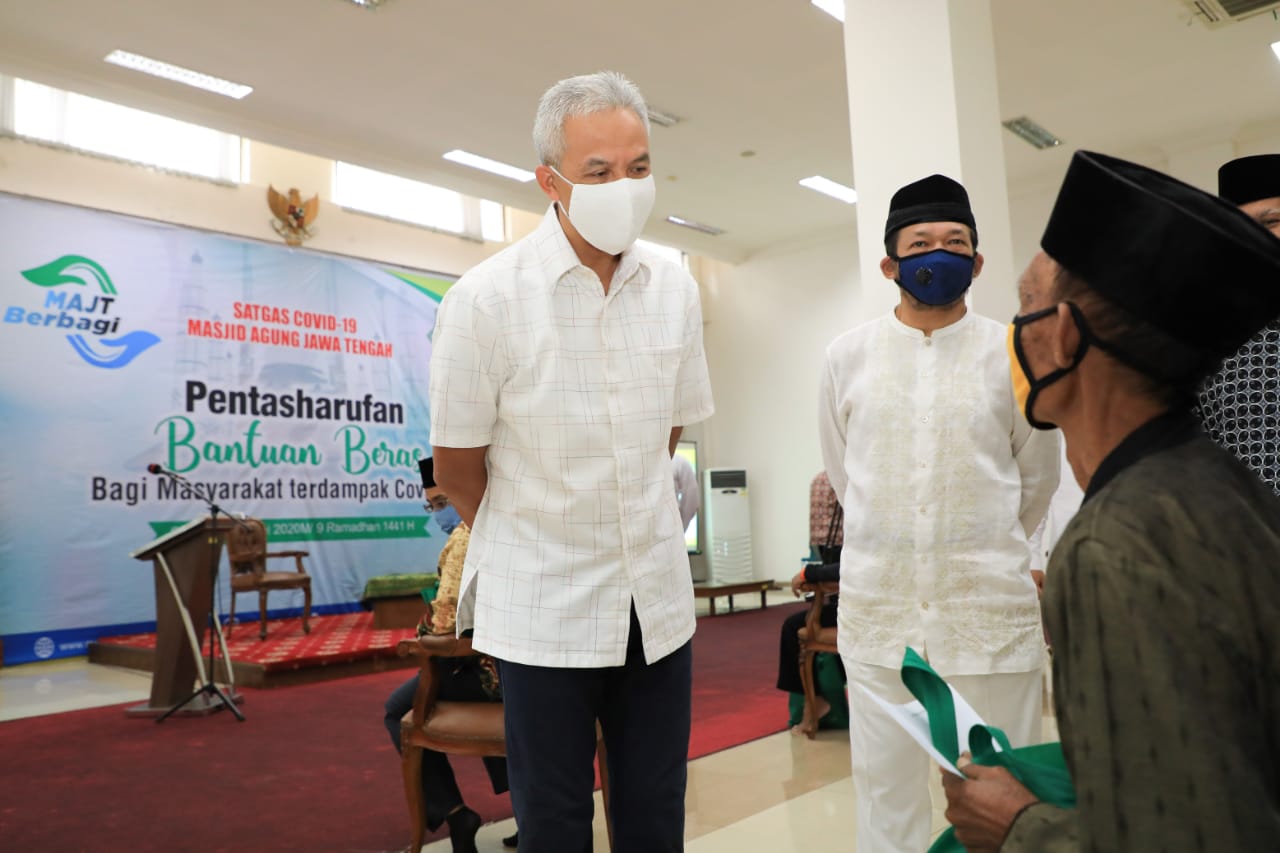Gubernur Jawa Tengah Ganjar Pranowo saat memberikan bantuan beras ke Masjid Agung Jawa Tengah. (Foto: Ist/Ngopibareng.id)
