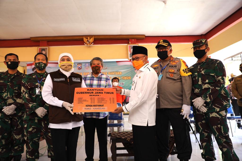 Gubernur Jawa Timur Khofifah Indar Parawansa saat memberikan bantuan ke Pulau Raas Sumenep. (Foto: dok. Humpro Jatim)