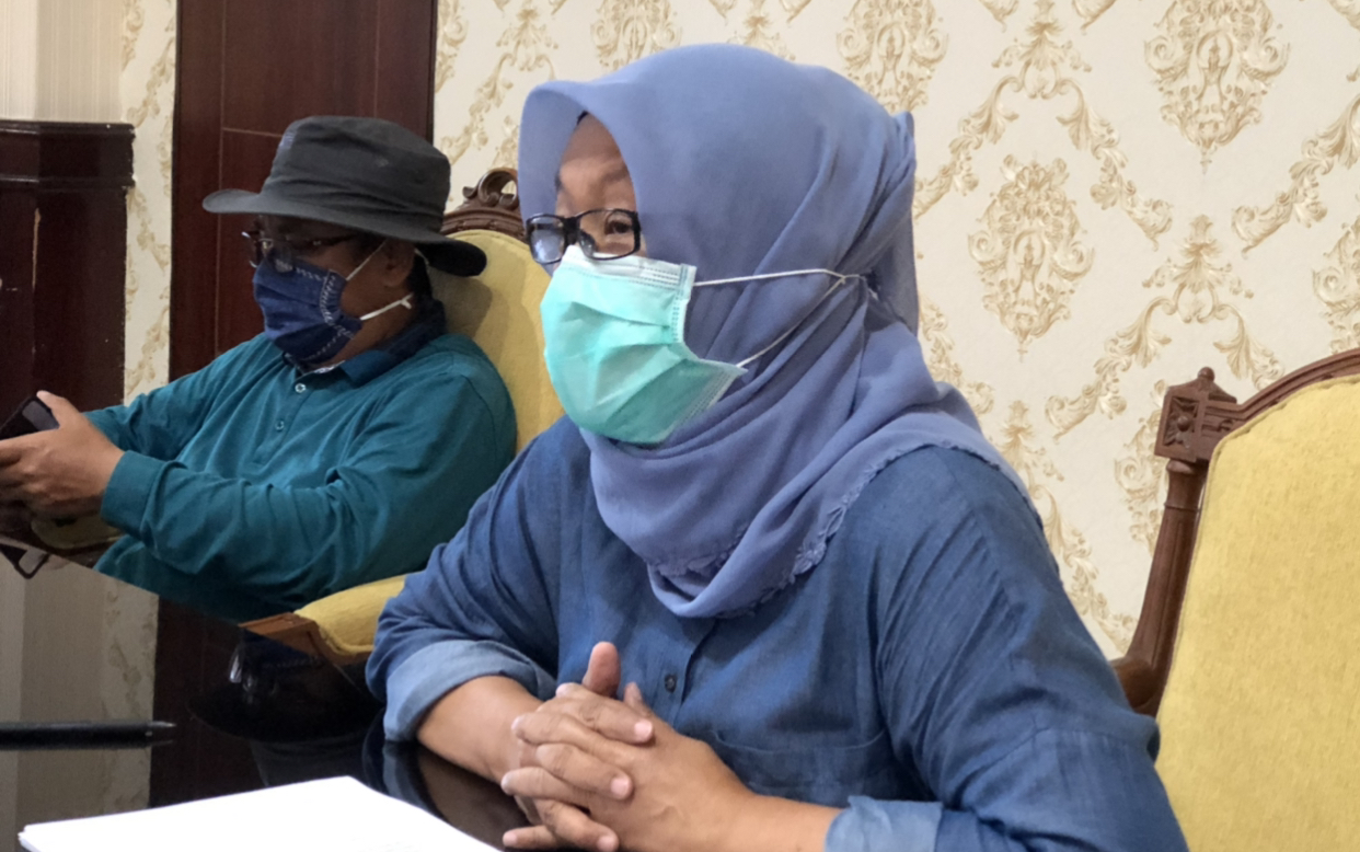 Koordinator Protokol Kesehatan Gugus Tugas Percepatan Penanganan COVID-19 Surabaya, Febria Rachmanita, saat menjelaskan angka pasien covid-19 (Andik Dwi/Ngopibareng.id)