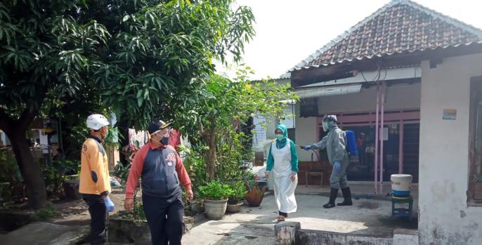 Gugus Tugas Pasuruan melacak ke rumah pasien kabur dari RSUD Dr Soetomo di Kedungringin, Beji, Pasuruan. (Foto: Dok Humas)
