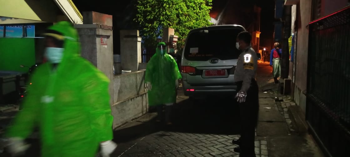 Ambulans dan Petugas Pemkot yang mengenakan APD saat mendatangi jenazah di Dukuh Karangan Wiyung Surabaya (Ni'am Kurniawan/Ngopibareng.id)