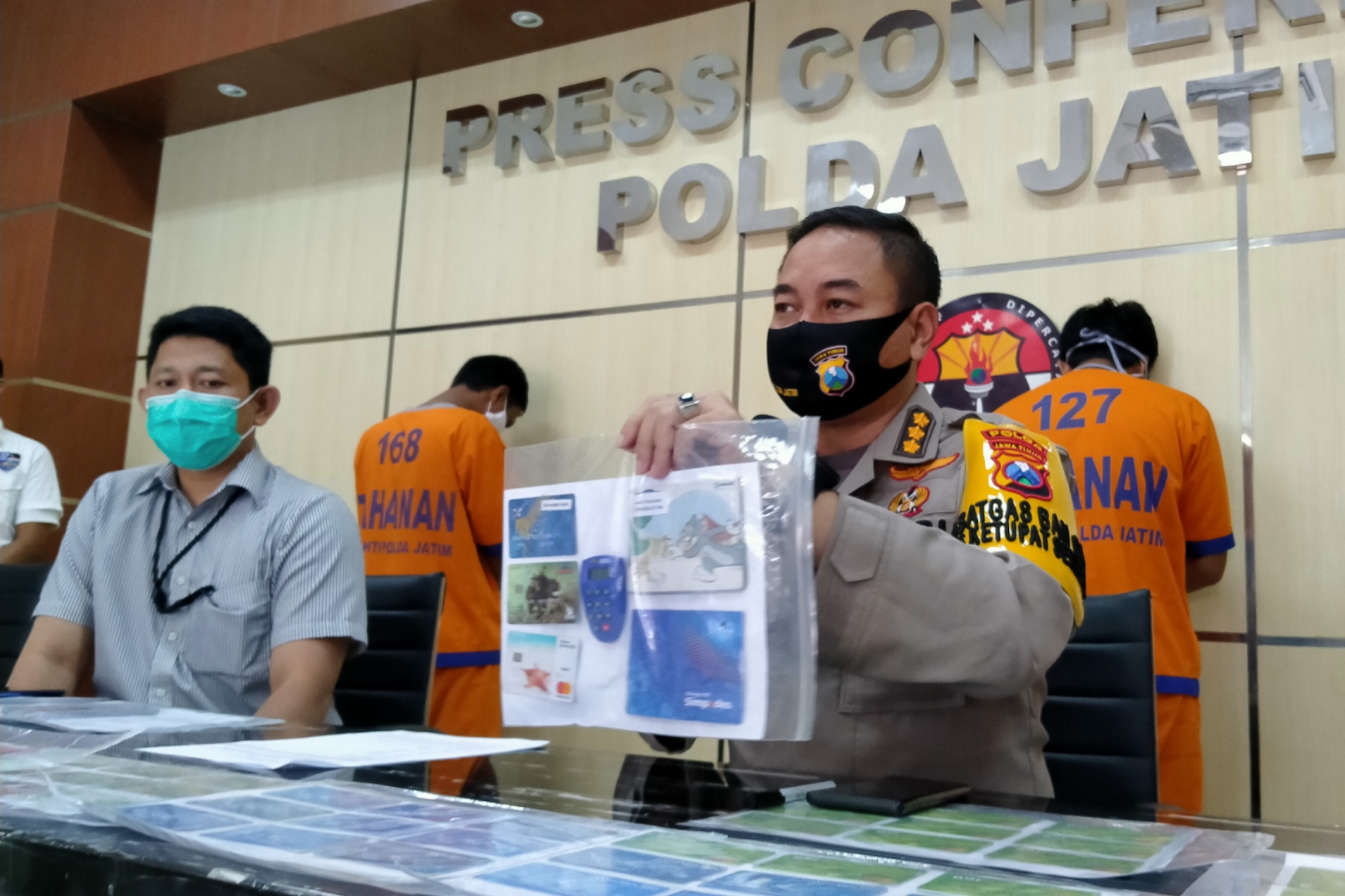 Kabid Humas Polda Jatim, Trunoyudo Wisnu Andiko menyampaikan pengungkapan kasus skamming di Polda Jatim, Surabaya, Senin 3 Mei 2020. (Foto: Fariz Yarbo/Ngopibareng.id)