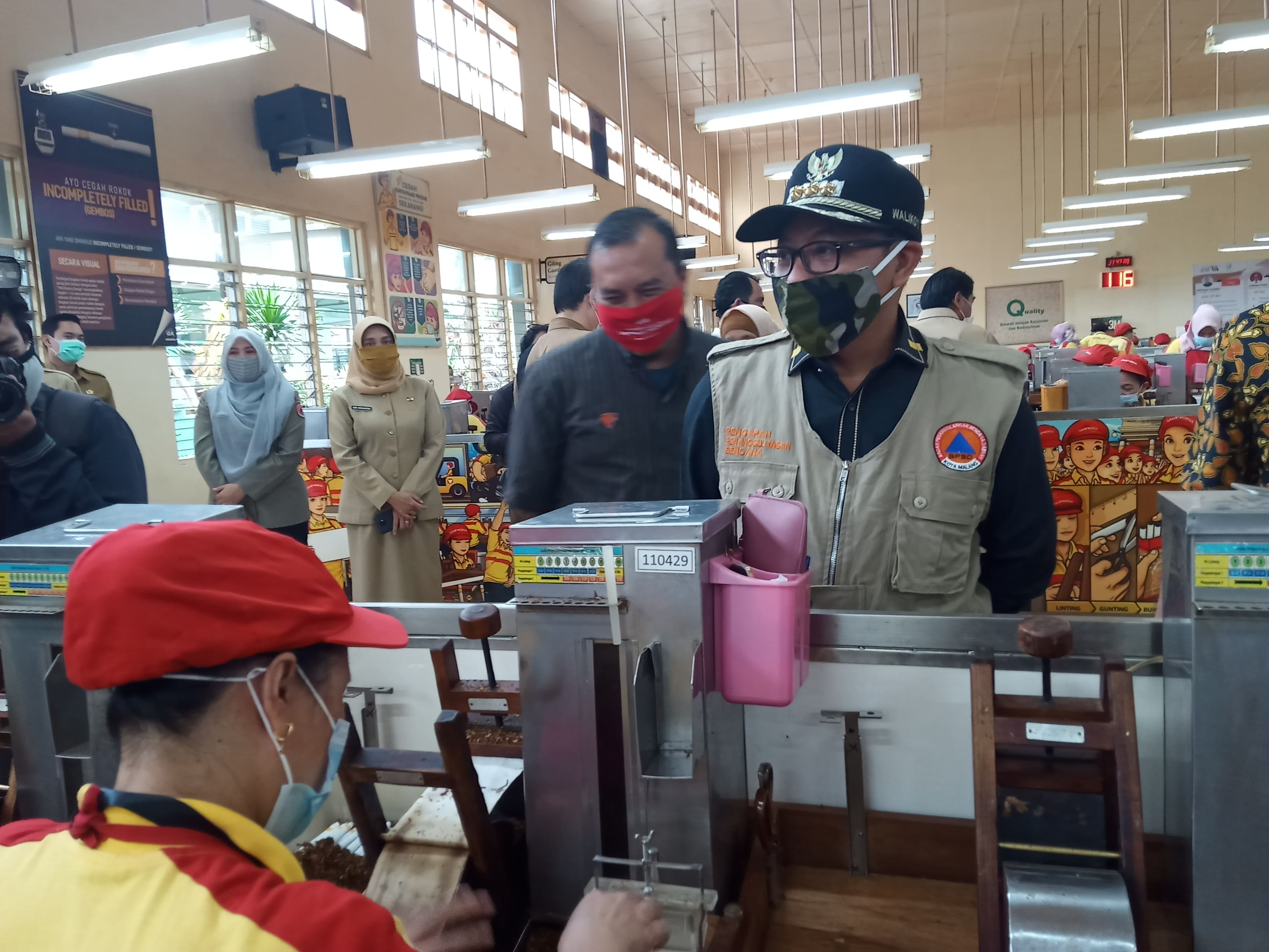 Walikota Malang, Sutiaji saat meninjau aktivitas pabrik rokok milik PT. HM Sampoerna SKT Plant Malang (Foto: Theo/Ngopibareng.id)