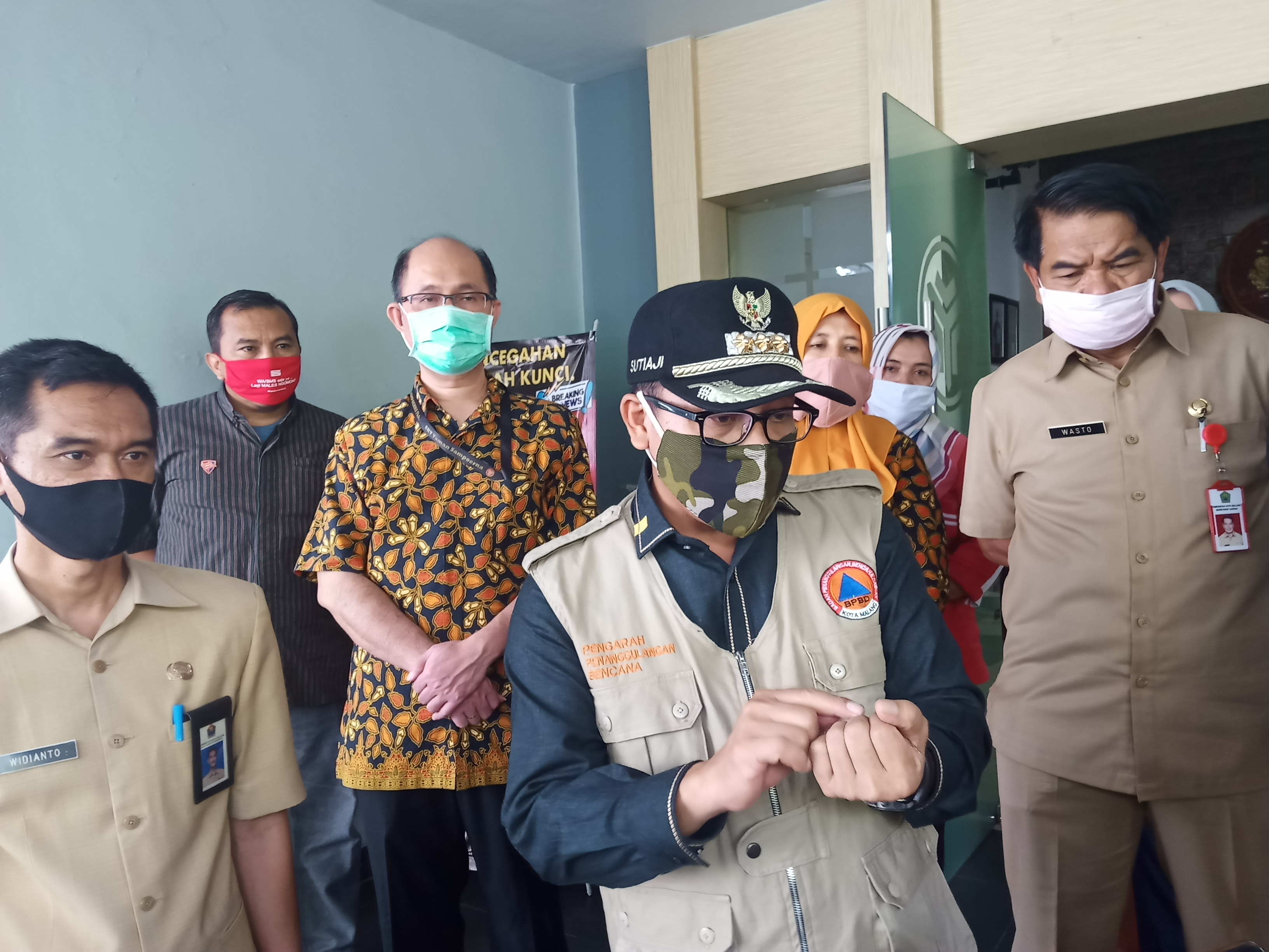 Wali Kota Malang, Sutiaji saat mengunjungi pabrik rokok PT. H.M Sampoerna SKT Plant Malang. (Foto: Lalu Theo/Ngopibareng.id)