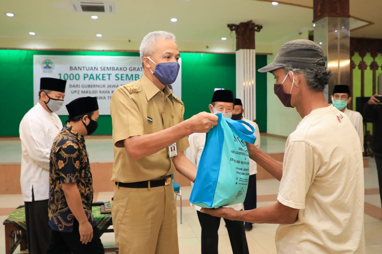Gubernur Jawa Tengah Ganjar Pranowo saat memberikan paket pangan bagi keluarga tak mampu. (Foto: Ist/Ngopibaren.id)